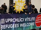 Protidemonstrace za přijímání uprchlíků a proti fa...