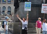 Demonstrace na podporu Ježíše před pomníkem sv. Vá...