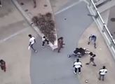 Velmi surové video: Černoši zbijí bělocha, který bezvládně leží na silnici. Pak přiskočí další, sundá mu kalhoty a začne…