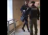 „Rusko není Amerika, ty kreténe!“ Muž na podpatcích se ohnal po policistovi. Dopadl zle nedobře
