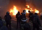 Demonstrace proti policejní brutalitě v Paříži se zvrtla. Létaly dlažební kostky, útočilo se na policisty