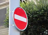 Petice za zákaz tranzitní dopravy v Karmelitské ulici a na Smetanově nábřeží