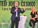 Prošacovali občany, aby mohli slyšet Fialu. A pak se někteří divili