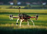 Policisté vyšetřují dva lidi, kteří měli pouštět drony nad britské letiště. Mohou to být odpůrci deportací migrantů