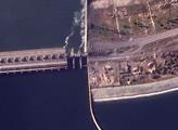 Zkáza za ustupujícími Rusy: Poškozená přehrada, zničená elektrárna, mrtvé krávy...