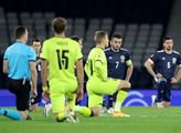 Hanba, ovce, blbečkové. Čeští fotbalisté poklekli kvůli černochům. A začala vzpoura