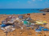 Bioplasty mohou představovat větší hrozbu, než běžný plast, varuje ministerstvo
