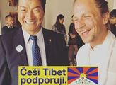 Tomáš Klus: Mávejme tibetskou vlajkou! Ať je na nás český lev hrdý