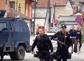 VIDEO “Svazují nás jako zvířata”. Další albánské útoky v Kosovu. Demolují domy, střílejí nad hlavy. Srbská armáda připravena k boji