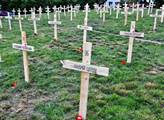 V Praze vznikl symbolický hřbitov padlých z Majdanu. Bylo vztyčeno 107 křížů