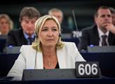 Fuj, fašisti ven, přivítali Le Penovou na konferenci ve sněmovně. Odpověděla vtipem o nahých Ukrajinkách