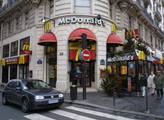Britský McDonald's dává dětem k jídlu knížku zdarma, Česko to čeká na podzim
