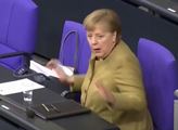 Rouška v čudu! Vyplašená Merkelová pelášila k pultíku
