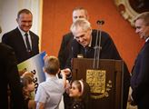 Prezident Zeman předal šek opuštěným  dětem. Na více než dva miliony