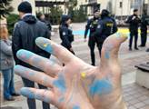 Namalovali vlajku Ukrajiny. Přijela policie, přiletělo vajíčko a ozvaly se nadávky