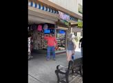 VIDEO z USA: Vrrrrrrr! Majitel obchodu pustil na demonstranty motorovou pilu. To byl slovník. Zavřeli ho