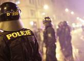 Policejní těžkooděnci v nočních ulicích Prahy