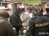 Razie Rumunů v Kauflandu a zásah českých policistů. Incident má drsné pokračování jinde