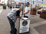 Občan podepisuje petici Svobodných za zachování če...