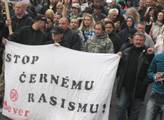 Desítky lidí a aktivistů dnes v Ústí demonstrovaly proti uzavírání ubytoven