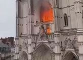 Může to být náhoda, tvrdil o požáru katedrály v Nantes francouzský ministr. Teď se imigrant z Afriky přiznal ke žhářství