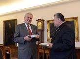  Podívejte, co hezkého přinesl kardinál Duka prezidentu Zemanovi