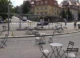 Výsměch pražským radním. Posezení na asfaltu na křižovatce nikoho neláká. Něco k tomu napsal i Ovčáček