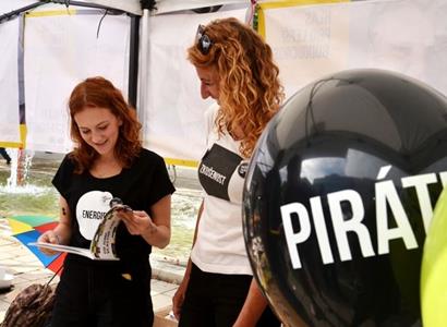 Piráti slibují: Zastavíme odliv zisků i plýtvání