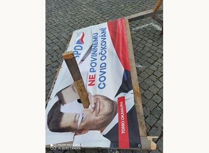FOTO Rozkopaná reklama a výhrůžky. Kandidát SPD ukázal, co se mu odehrává přede dveřmi