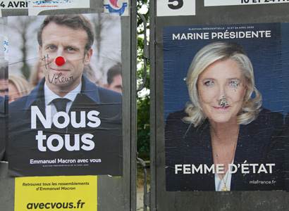 Le Penová v rozkroku a la Hitler, Macron jako hubitel drobných zemědělců a Putin v krabici. Jsme v předvolební Paříži