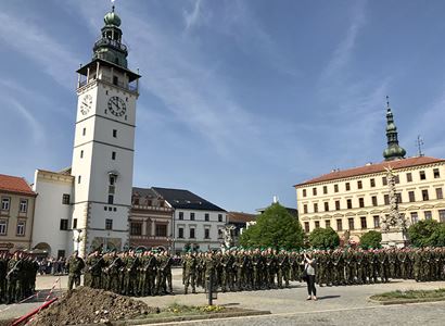 Vojenská akademie Vyškov: Zlatový odznak zdobí uniformy letošních prvních absolventů