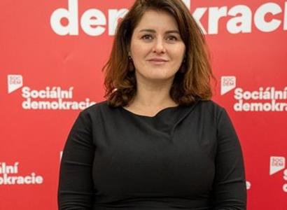 Nepříjemný den pro Maláčovou. Na podiu dusno, před ním transparent