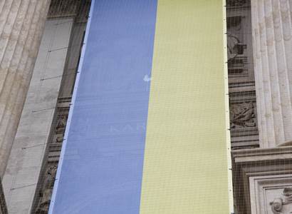 Ukrajinská vlajka potřísněná. „Běž s tím někam, ty d****e!“ Pak zásah policie
