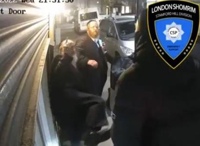 VIDEO Otřesná scéna z Londýna. Divoký mladík napadl židy, Johnson reaguje