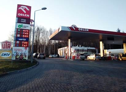 Na benzínce za hranicí: Celá fronta mluví česky. Na cigaretách se šetří tisíce