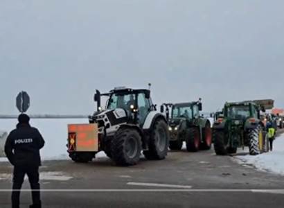 Německo se zastavilo, a není to mrazem. Traktory blokují dálnice, stojí doprava. Vláda odmítá ustoupit