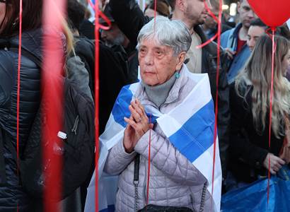 Aktivistka kousek od premiéra, vlajka nad Staromákem. „Nemělo by se jim to povolit. Nic jiného než nenávist,“ řekl rabín Sidon. Postřehy ze shromáždění