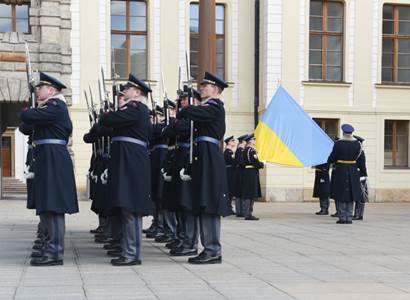 Proč má viset na každé budově ukrajinská vlajka, zeptal se novinář. A český Twitter explodoval