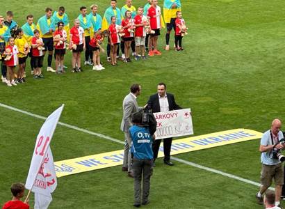 Slavia Ukrajině: Před fotbalem vlajky, symboly a sbírka