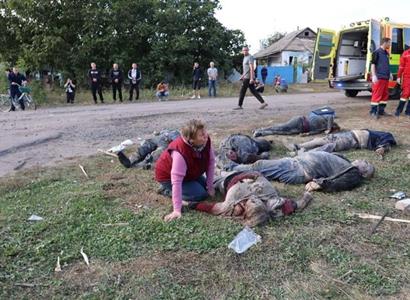„Shořte v pekle, ruští bastar*i.“ Zelenskyj řečnil venku, na Ukrajině masakr. Desítky mrtvých, i děti