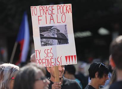 O demonstraci v Praze informují i v zahraničí. Hojně citují Fialu