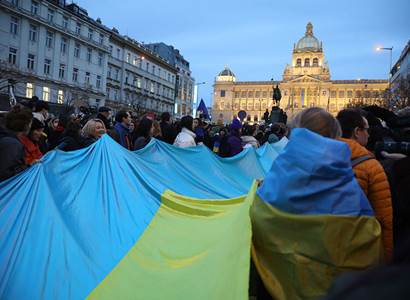 Stovky až tisíce lidí se sešly v centru Prahy na podporu Ukrajiny