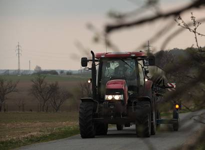 Pálení slámy, traktory v ulicích. Zemědělci jdou protestovat. Vadí jim změny v dotacích