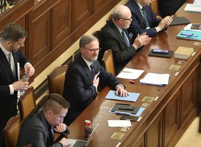 Sněmovna poslouchá dlouhý vyčet vládních úspěchů: U řečniště se střídají ministři