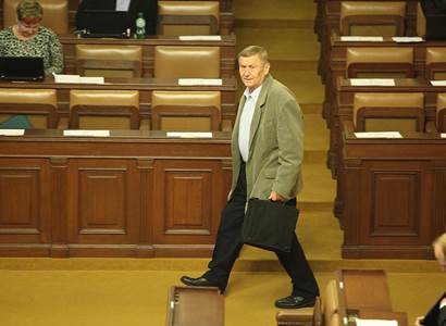Záchranka ve sněmovně: Miroslav Grebeníček spadl na schodech