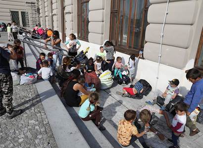 Ukrajinci s maďarskými pasy? Zaplněné nádraží? Prolustrovat a domů! Politici blízcí ODS udeřili