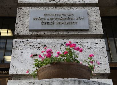 Na třech židlích. Stroj na peníze pro „rovnost žen“ v ČR
