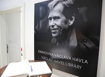 Kruh lidí kolem Havla. Zbořil nad rozpadlou knihovnou