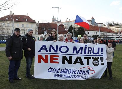 „Ano míru, ne NATO!“ V Praze se demonstrovalo. Došlo i na Ukrajinu