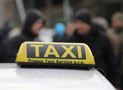 Ukrajinci zkopali muže do bezvědomí kvůli taxíku. Teď soudce jejich případ „odklonil“